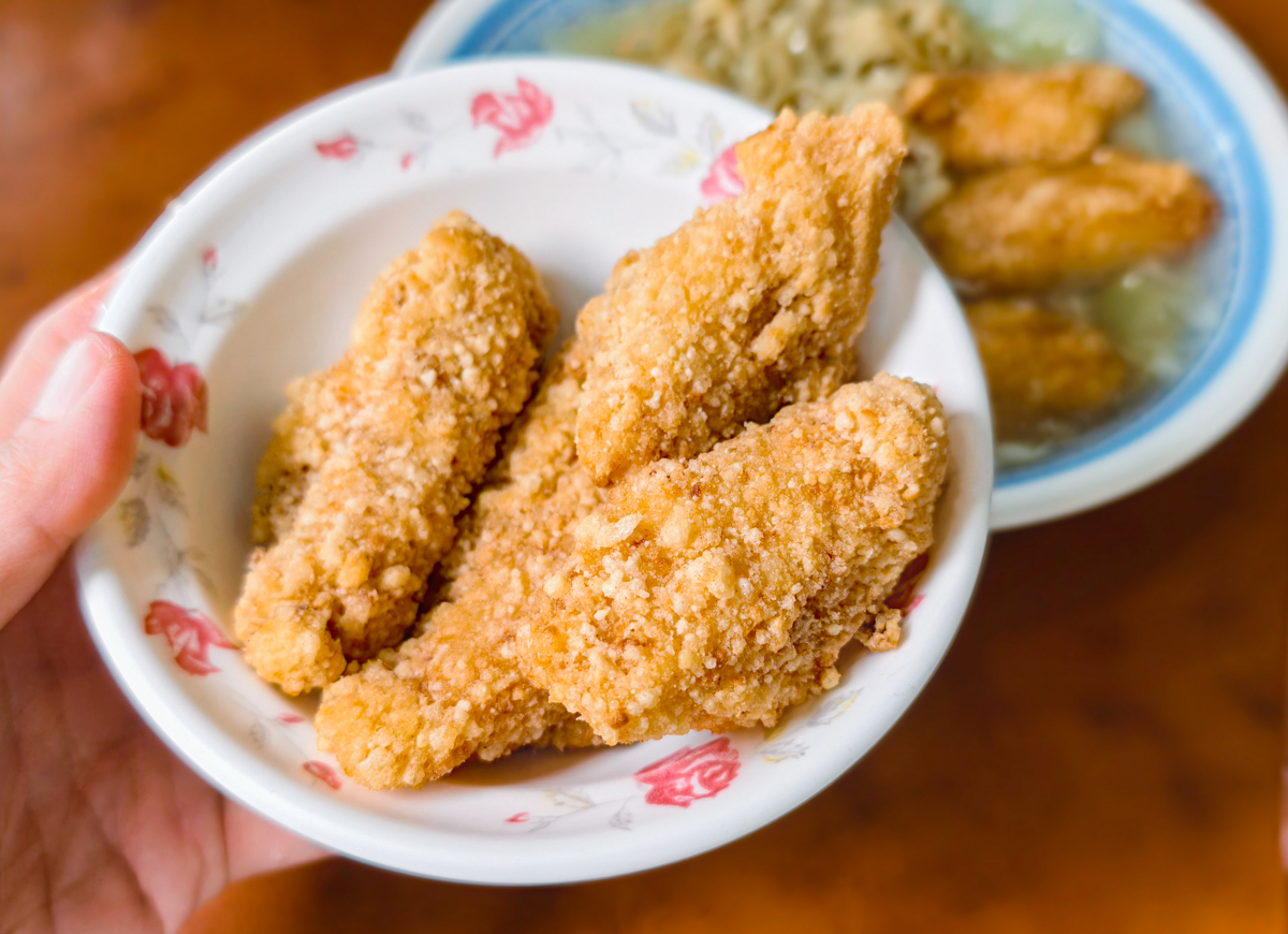 [高雄]三伯仔土魠魚羹-開門就排隊的30年高雄土魠魚羹老店~魚塊超酥超飽滿! @美食好芃友（芃芃）