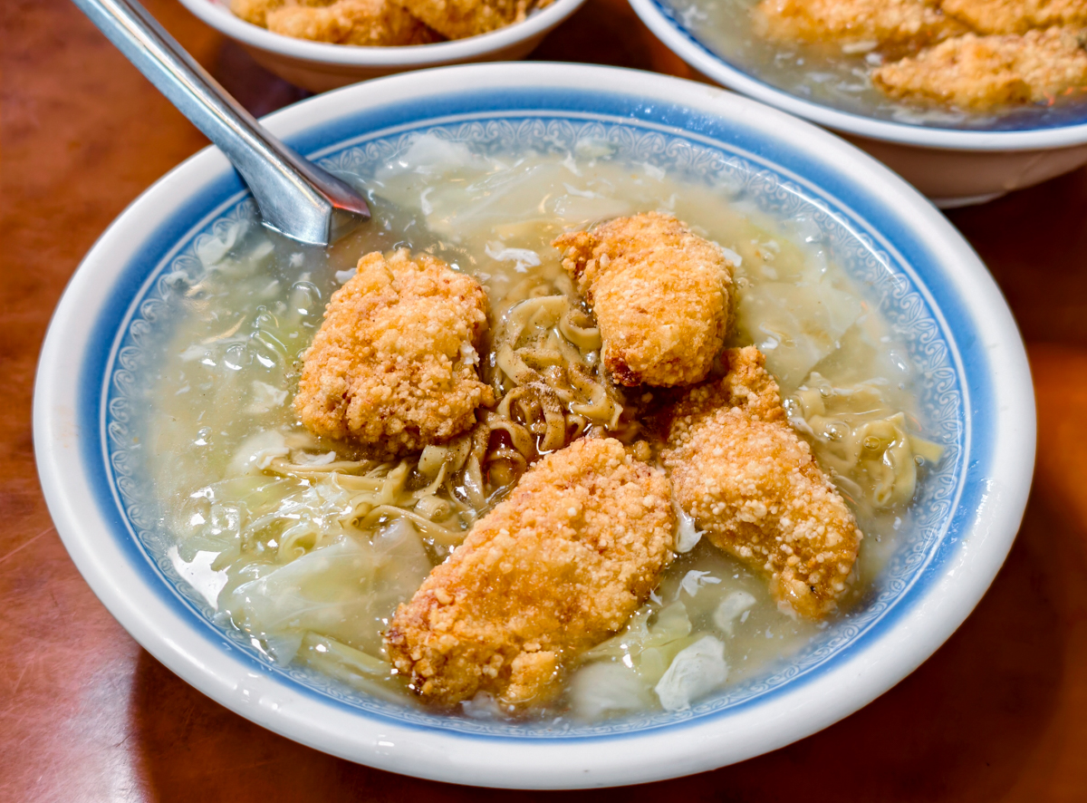 [高雄]三伯仔土魠魚羹-開門就排隊的30年高雄土魠魚羹老店~魚塊超酥超飽滿! @美食好芃友（芃芃）