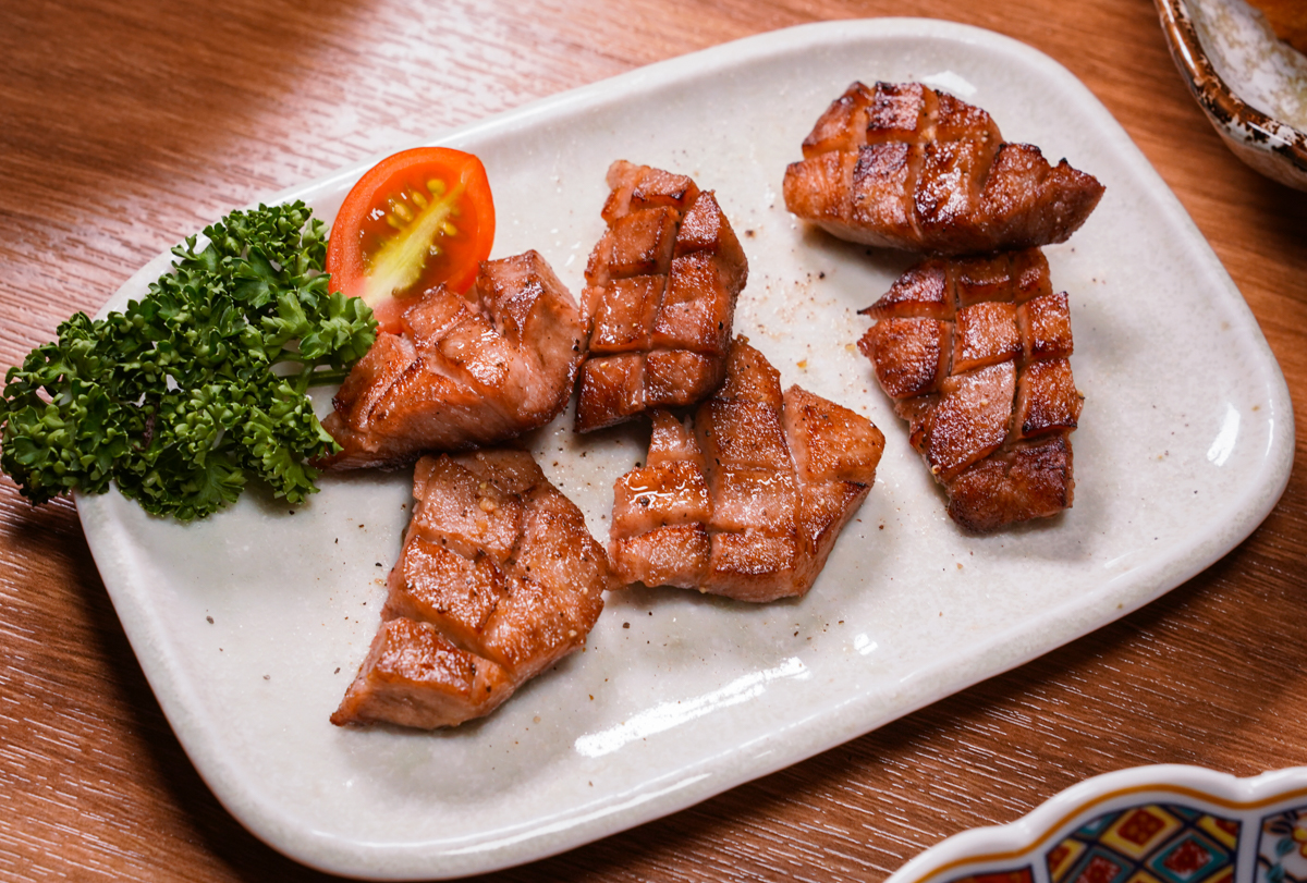 [高雄]炎上燒物製所-中央公園附近低調人氣高雄居酒屋!炭烤串燒超級香! @美食好芃友（芃芃）