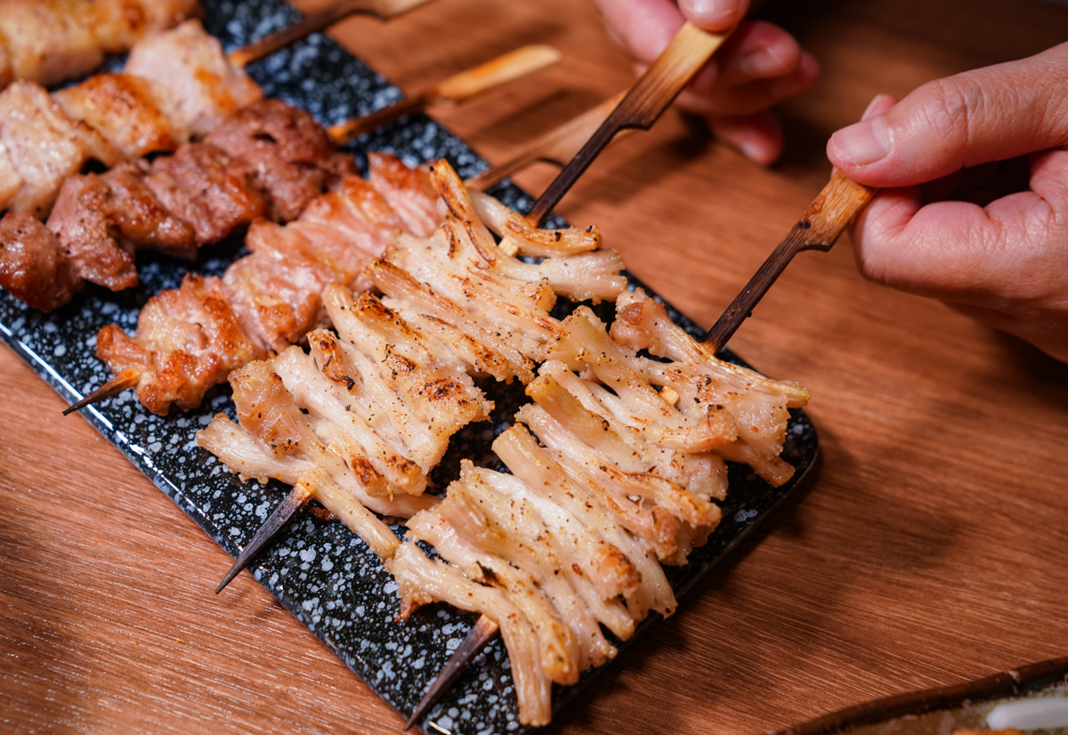 [高雄]炎上燒物製所-中央公園附近低調人氣高雄居酒屋!炭烤串燒超級香! @美食好芃友（芃芃）