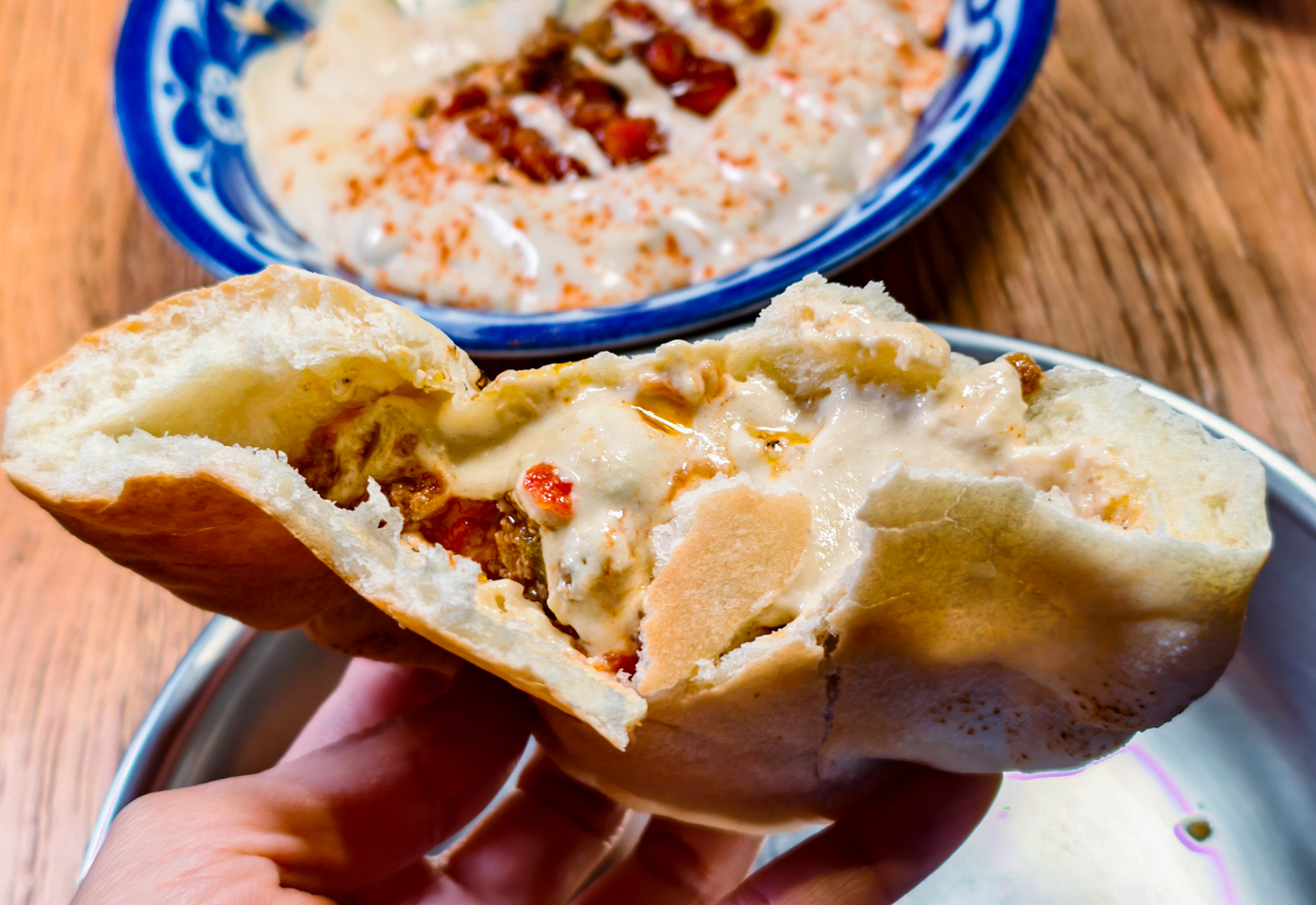 [高雄]Loracorlo以色列料理-瑞豐夜市旁人氣高雄以色列料理!超好吃鷹嘴豆泥披塔餅x超好吃辣阿東魚 @美食好芃友（芃芃）