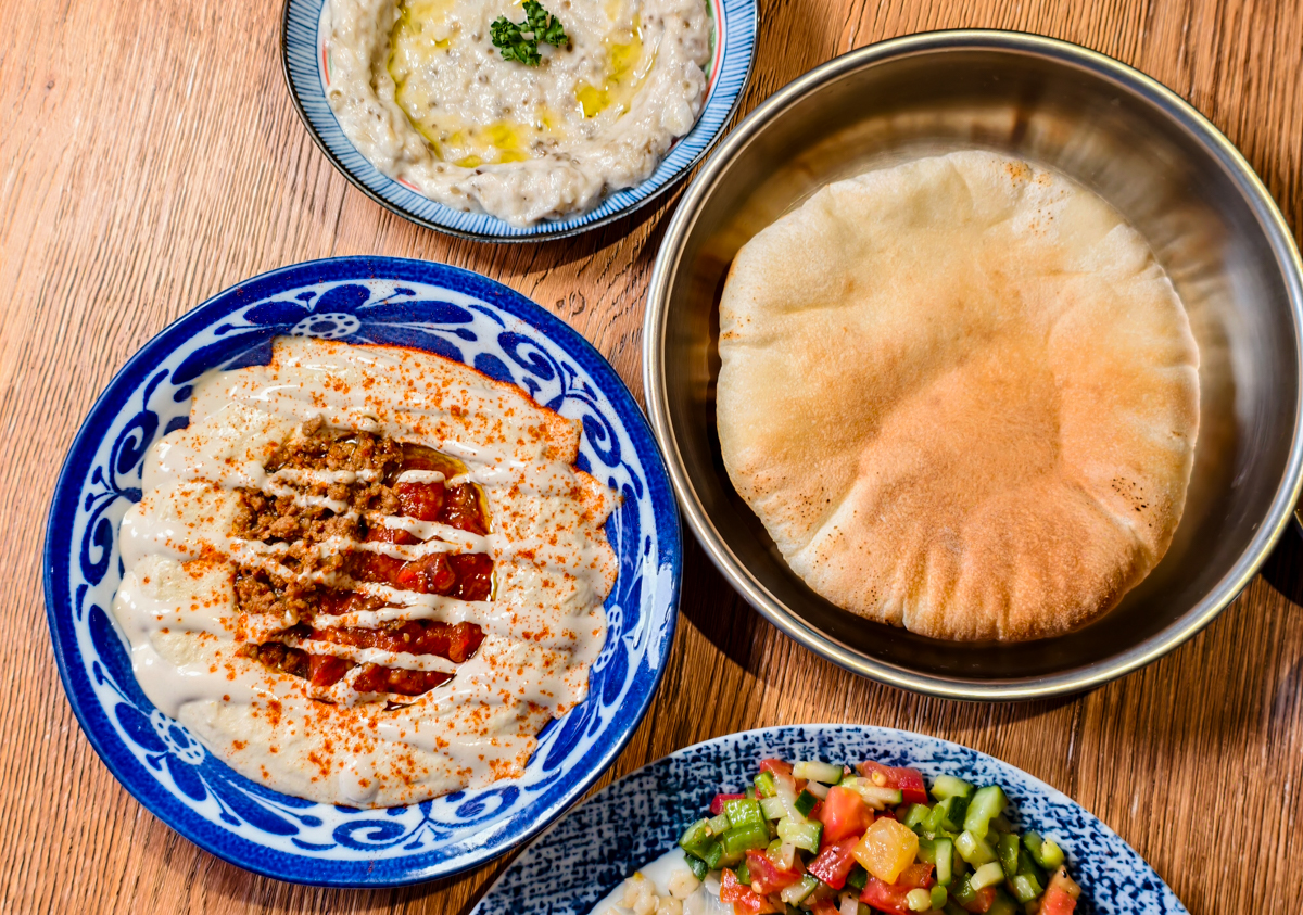 [高雄]Loracorlo以色列料理-瑞豐夜市旁人氣高雄以色列料理!超好吃鷹嘴豆泥披塔餅x超好吃辣阿東魚 @美食好芃友（芃芃）