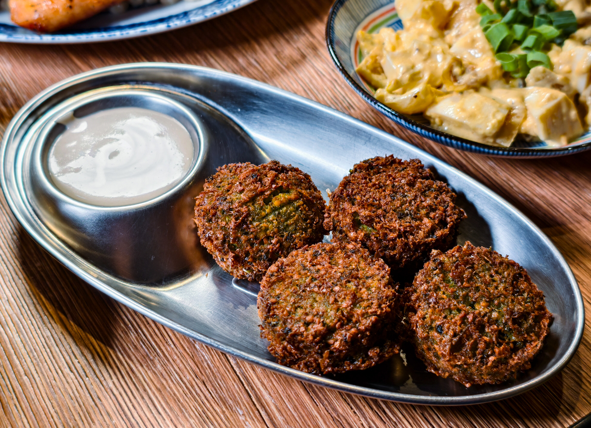 [高雄]Loracorlo以色列料理-瑞豐夜市旁人氣高雄以色列料理!超好吃鷹嘴豆泥披塔餅x超好吃辣阿東魚 @美食好芃友（芃芃）