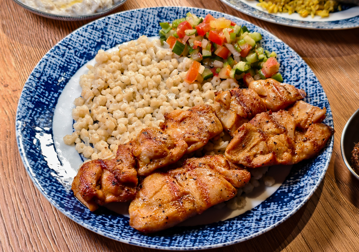 [高雄]Loracorlo以色列料理-瑞豐夜市旁人氣高雄以色列料理!超好吃鷹嘴豆泥披塔餅x超好吃辣阿東魚 @美食好芃友（芃芃）