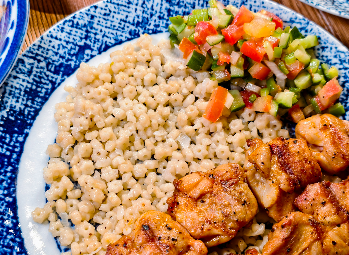 [高雄]Loracorlo以色列料理-瑞豐夜市旁人氣高雄以色列料理!超好吃鷹嘴豆泥披塔餅x超好吃辣阿東魚 @美食好芃友（芃芃）