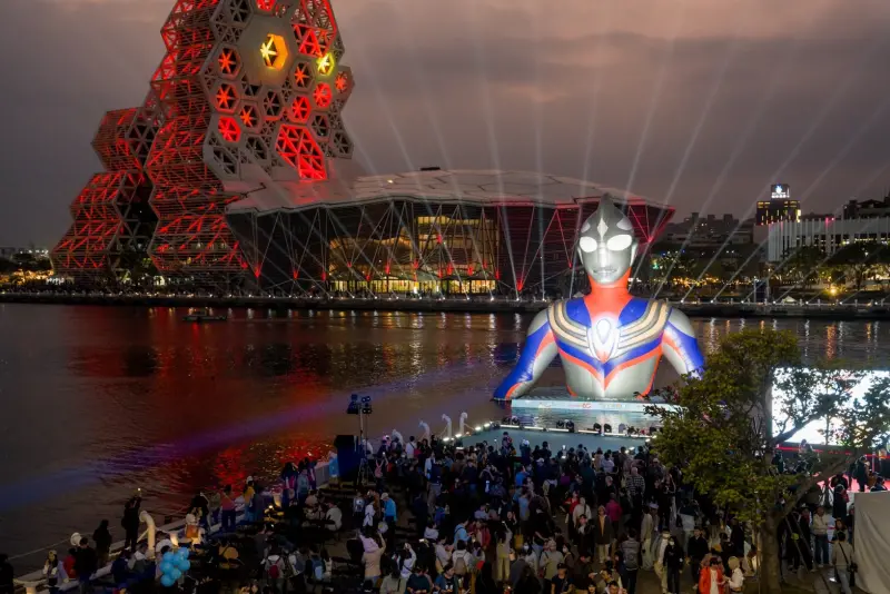 海陸超巨大「超人力霸王」降落!2026高雄冬日遊樂園嗨翻天~ @美食好芃友（芃芃）