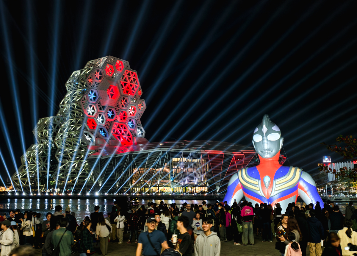 海陸超巨大「超人力霸王」降落!2026高雄冬日遊樂園嗨翻天~ @美食好芃友（芃芃）