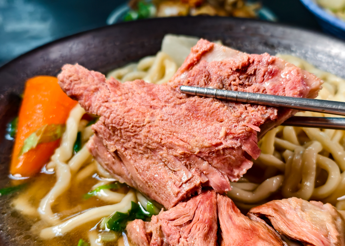 [高雄]陳家豬肉麵-在地推薦隱藏版鹽埕美食~超讚香辣豬肉麵、好喝紅燒大骨湯 @美食好芃友（芃芃）