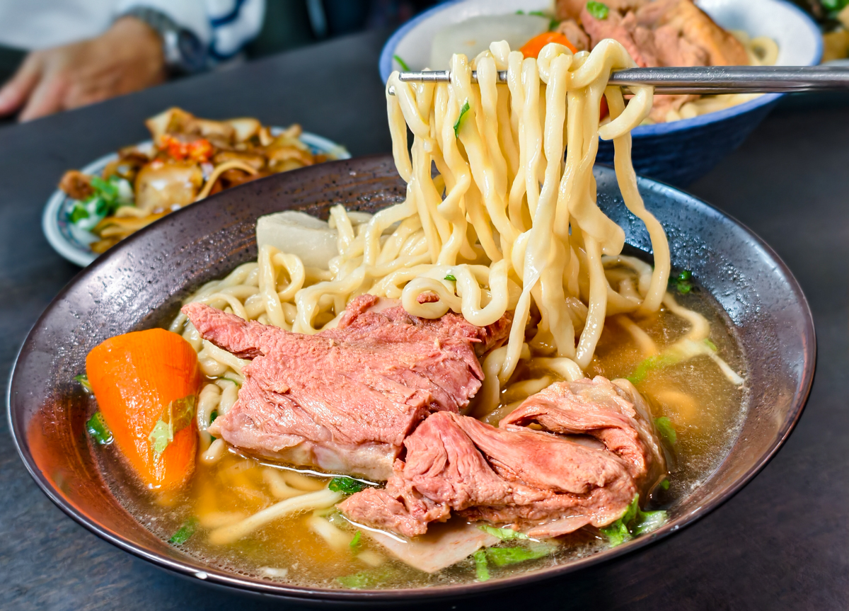 [高雄]陳家豬肉麵-在地推薦隱藏版鹽埕美食~超讚香辣豬肉麵、好喝紅燒大骨湯 @美食好芃友（芃芃）