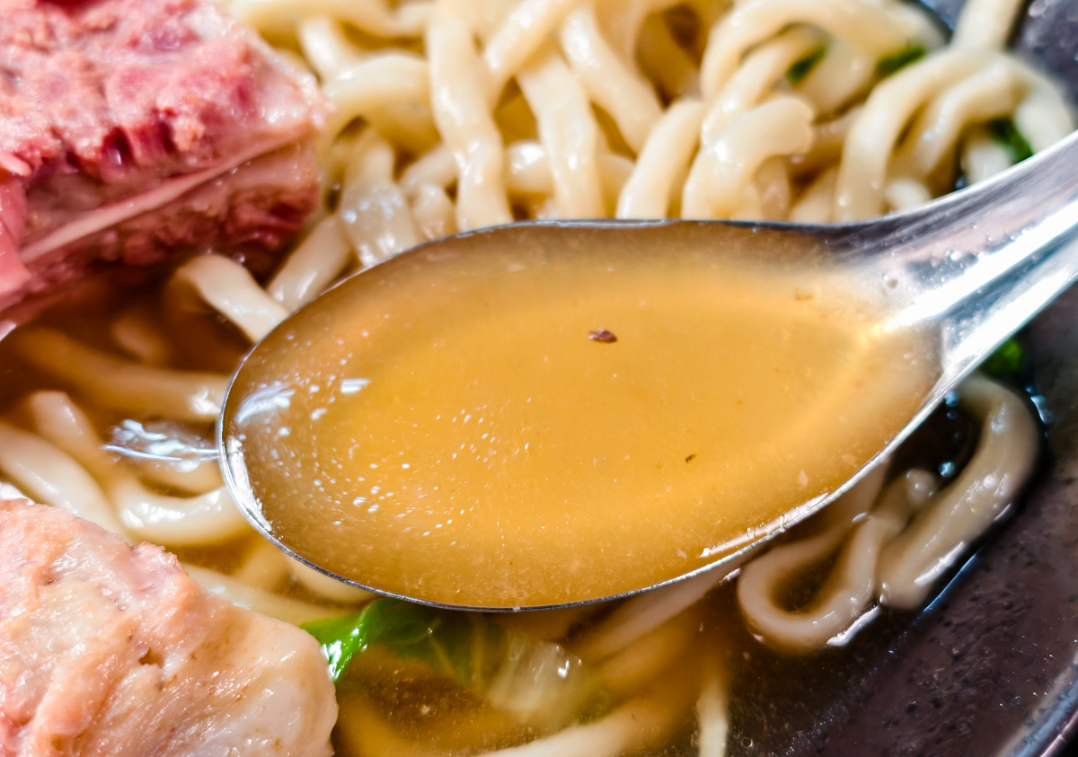 [高雄]陳家豬肉麵-在地推薦隱藏版鹽埕美食~超讚香辣豬肉麵、好喝紅燒大骨湯 @美食好芃友（芃芃）