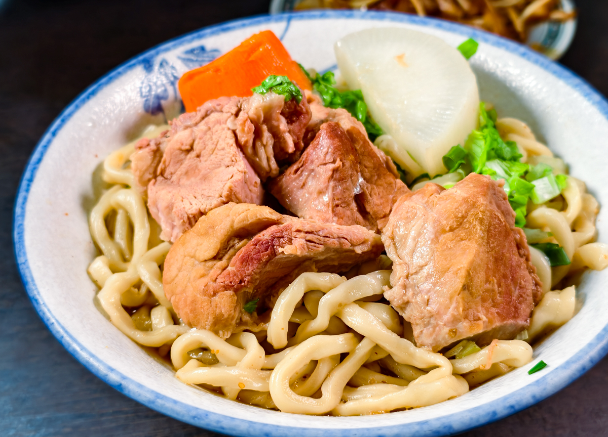 [高雄]陳家豬肉麵-在地推薦隱藏版鹽埕美食~超讚香辣豬肉麵、好喝紅燒大骨湯 @美食好芃友（芃芃）