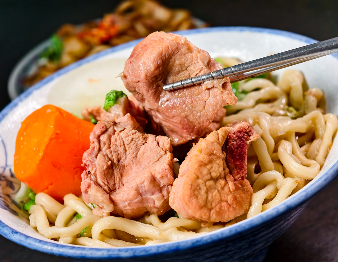 [高雄]陳家豬肉麵-在地推薦隱藏版鹽埕美食~超讚香辣豬肉麵、好喝紅燒大骨湯 @美食好芃友（芃芃）