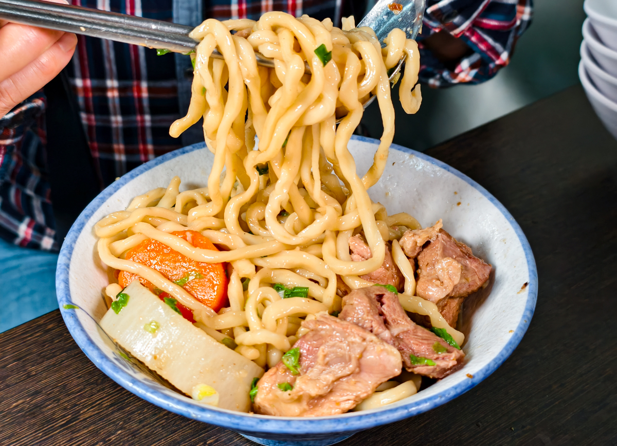 [高雄]陳家豬肉麵-在地推薦隱藏版鹽埕美食~超讚香辣豬肉麵、好喝紅燒大骨湯 @美食好芃友（芃芃）
