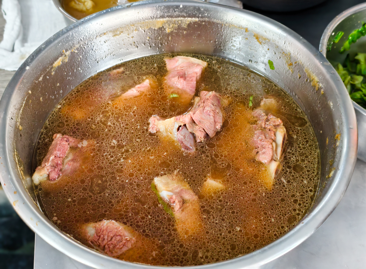 [高雄]陳家豬肉麵-在地推薦隱藏版鹽埕美食~超讚香辣豬肉麵、好喝紅燒大骨湯 @美食好芃友（芃芃）