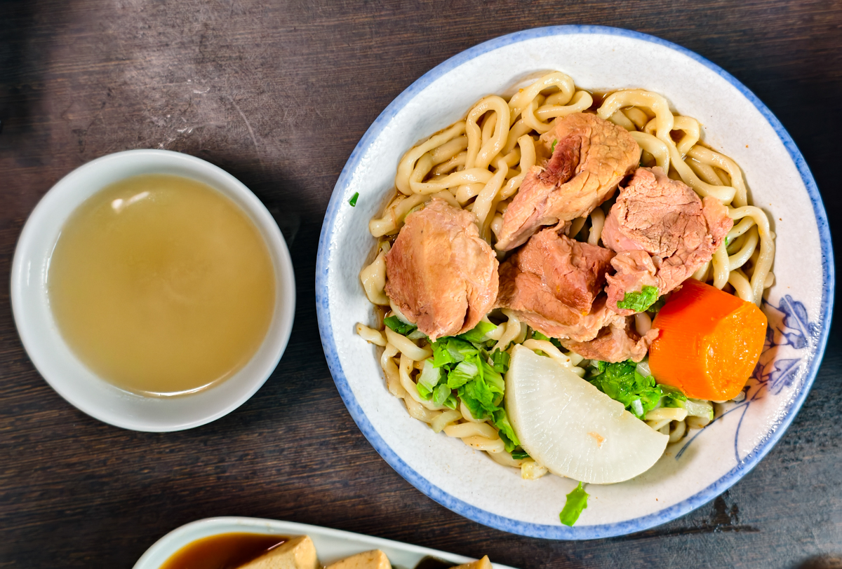 [高雄]陳家豬肉麵-在地推薦隱藏版鹽埕美食~超讚香辣豬肉麵、好喝紅燒大骨湯 @美食好芃友（芃芃）