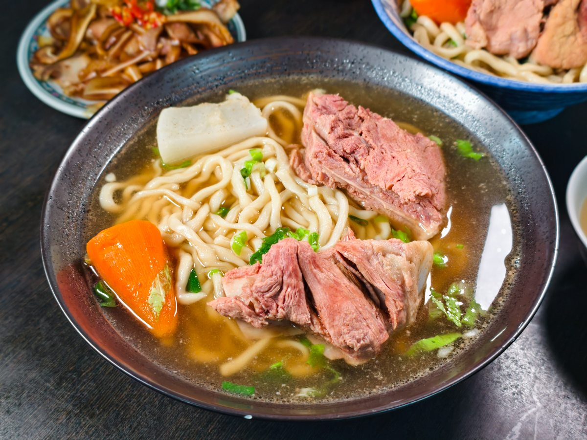 [高雄]陳家豬肉麵-在地推薦隱藏版鹽埕美食~超讚香辣豬肉麵、好喝紅燒大骨湯 @美食好芃友（芃芃）