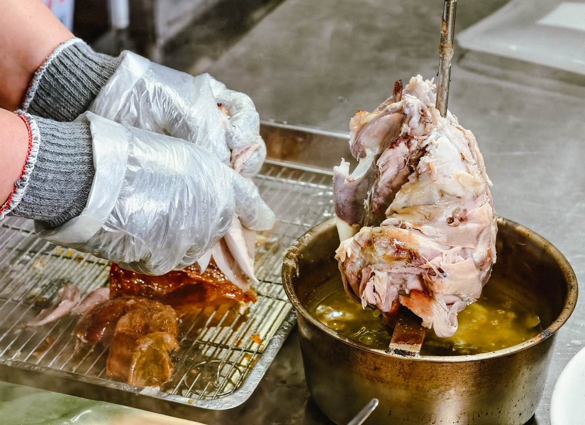 [南投]竹香園甕缸雞-南投紫南宮最紅甕仔雞!全台首創手剝甕缸雞~金黃脆皮x超嫩雞肉 @美食好芃友（芃芃）