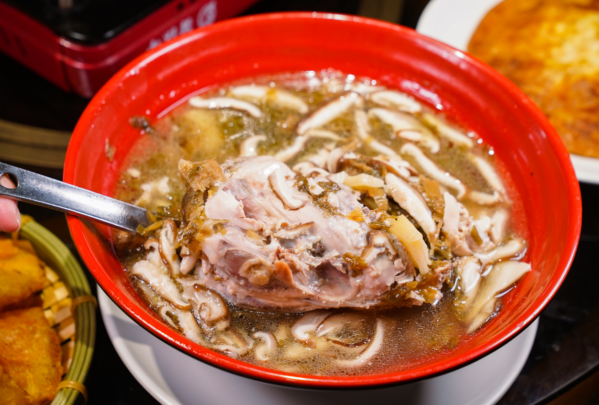 [南投]竹香園甕缸雞-南投紫南宮最紅甕仔雞!全台首創手剝甕缸雞~金黃脆皮x超嫩雞肉 @美食好芃友（芃芃）