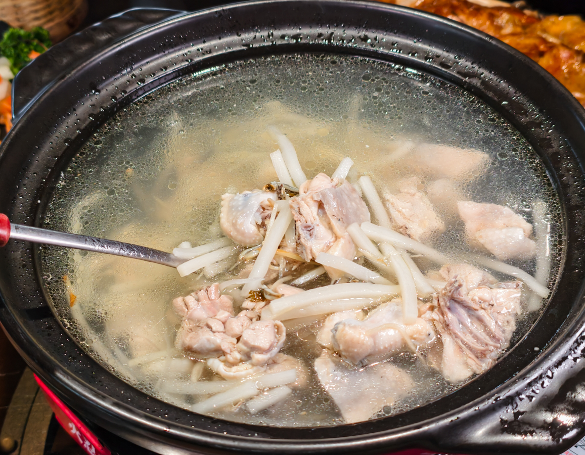 [南投]竹香園甕缸雞-南投紫南宮最紅甕仔雞!全台首創手剝甕缸雞~金黃脆皮x超嫩雞肉 @美食好芃友（芃芃）