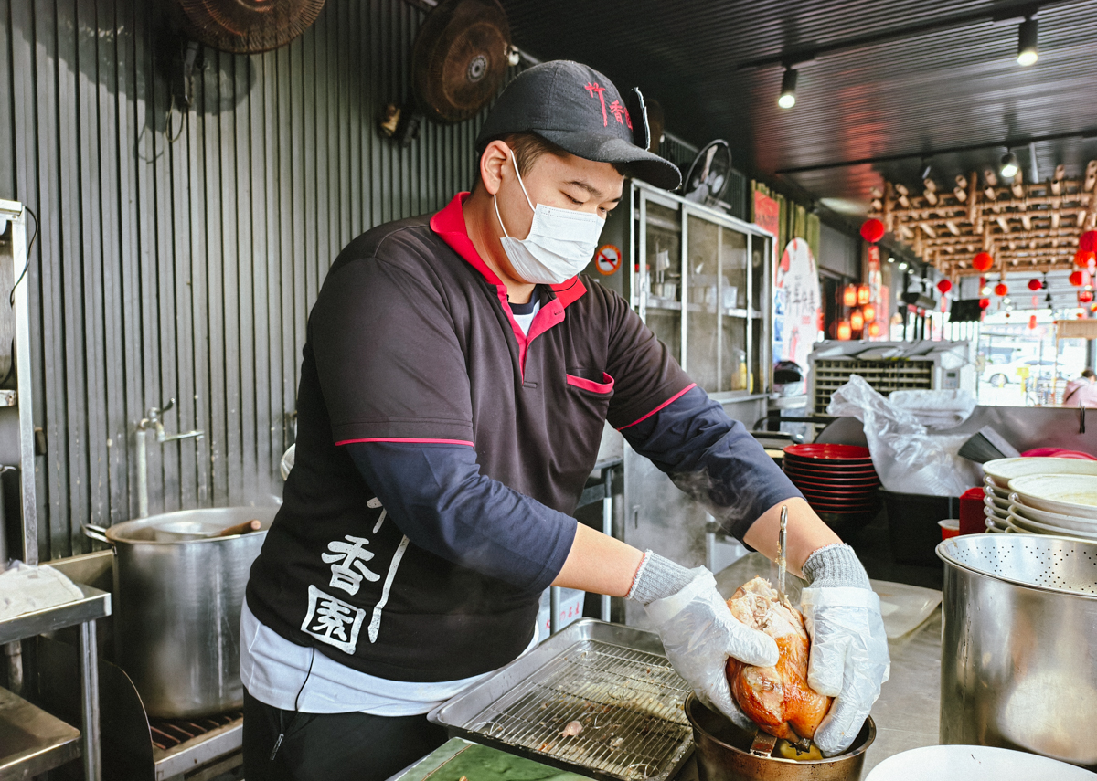 [南投]竹香園甕缸雞-南投紫南宮最紅甕仔雞!全台首創手剝甕缸雞~金黃脆皮x超嫩雞肉 @美食好芃友（芃芃）