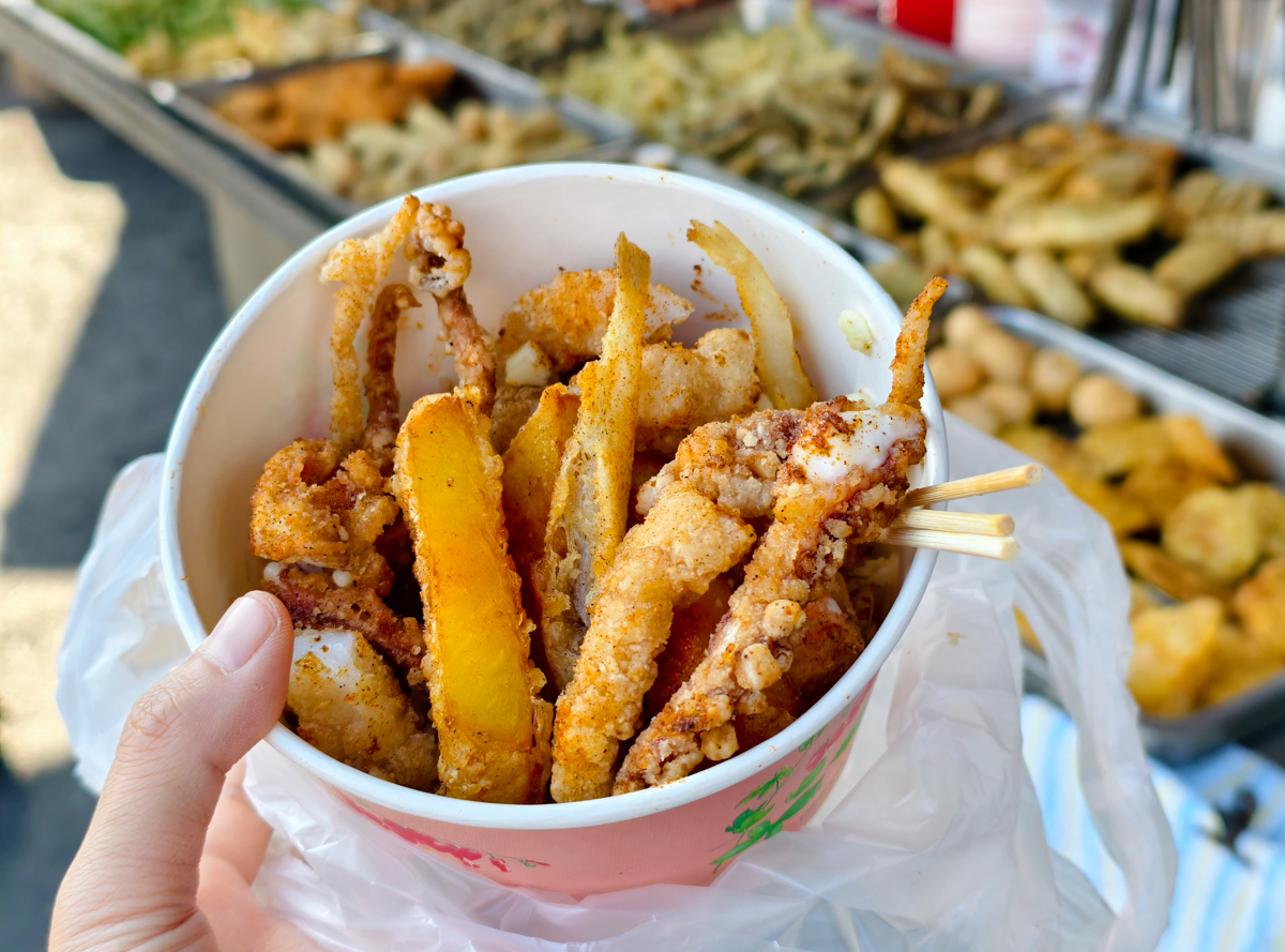 [高雄]爆吃6間蚵仔寮漁港美食!蔡家現撈現炸海鮮、蚵仔寮蚵仔煎、王記炸肥腸、林家魚丸都必吃 @美食好芃友（芃芃）