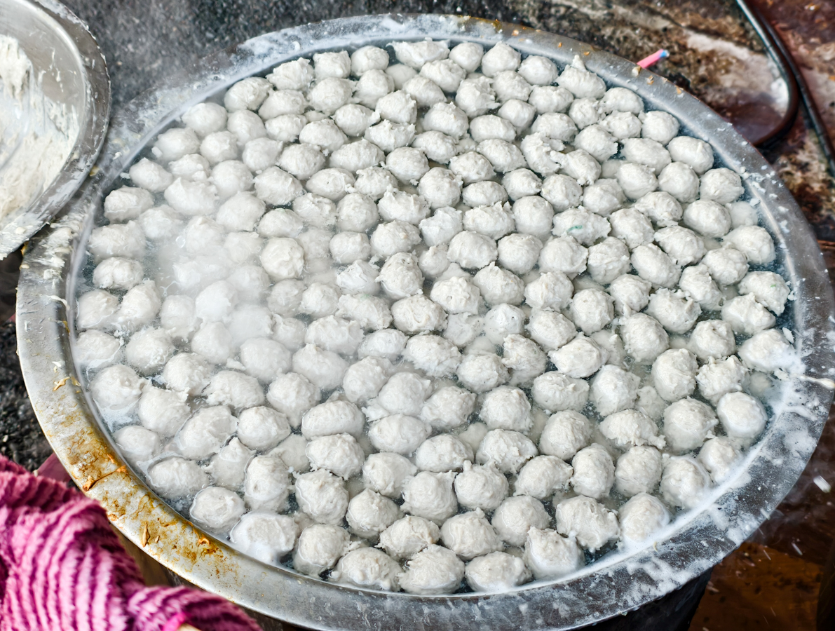 [高雄]爆吃6間蚵仔寮漁港美食!蔡家現撈現炸海鮮、蚵仔寮蚵仔煎、王記炸肥腸、林家魚丸都必吃 @美食好芃友（芃芃）