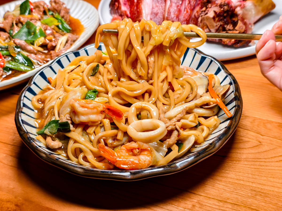 [高雄]棲QI BISTRO-新堀江最新聚餐熱門點!粉紅復古音樂餐酒館~必點驚艷好吃中式熱炒 @美食好芃友（芃芃）