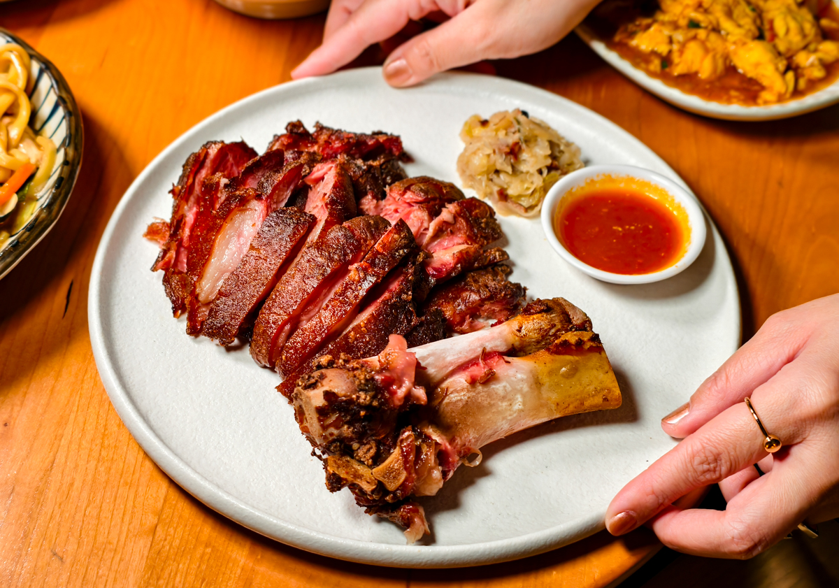 [高雄]棲QI BISTRO-新堀江最新聚餐熱門點!粉紅復古音樂餐酒館~必點驚艷好吃中式熱炒 @美食好芃友（芃芃）