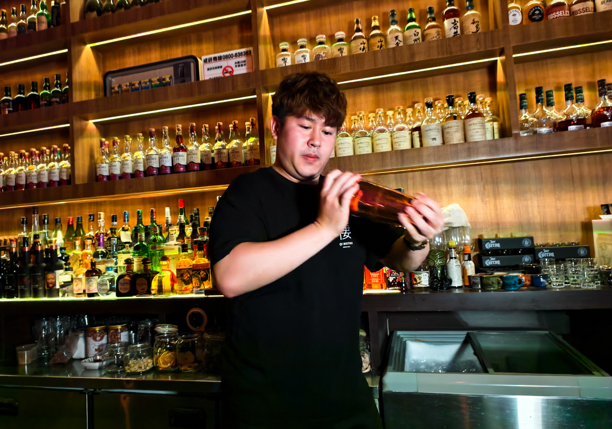 [高雄]棲QI BISTRO-新堀江最新聚餐熱門點!粉紅復古音樂餐酒館~必點驚艷好吃中式熱炒 @美食好芃友（芃芃）