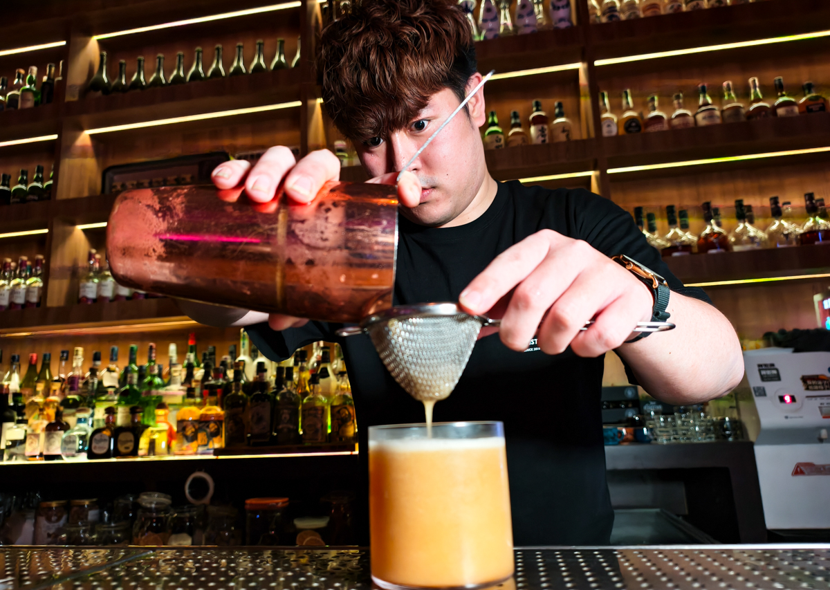 [高雄]棲QI BISTRO-新堀江最新聚餐熱門點!粉紅復古音樂餐酒館~必點驚艷好吃中式熱炒 @美食好芃友（芃芃）