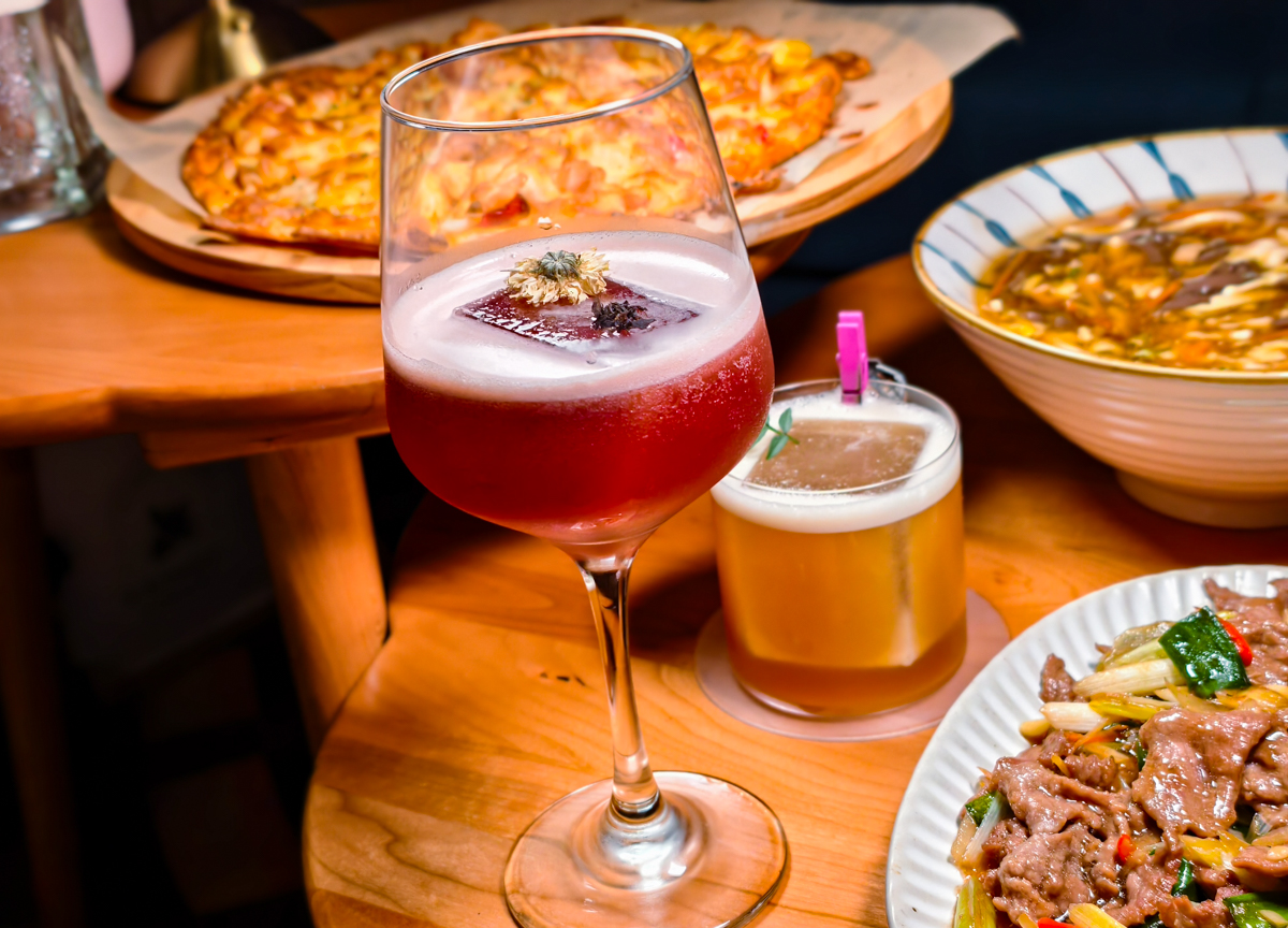 [高雄]棲QI BISTRO-新堀江最新聚餐熱門點!粉紅復古音樂餐酒館~必點驚艷好吃中式熱炒 @美食好芃友（芃芃）