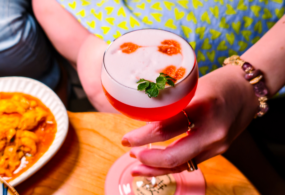 [高雄]棲QI BISTRO-新堀江最新聚餐熱門點!粉紅復古音樂餐酒館~必點驚艷好吃中式熱炒 @美食好芃友（芃芃）