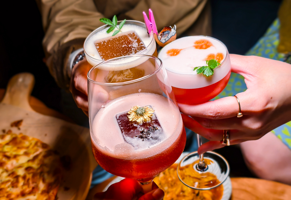 [高雄]棲QI BISTRO-新堀江最新聚餐熱門點!粉紅復古音樂餐酒館~必點驚艷好吃中式熱炒 @美食好芃友（芃芃）