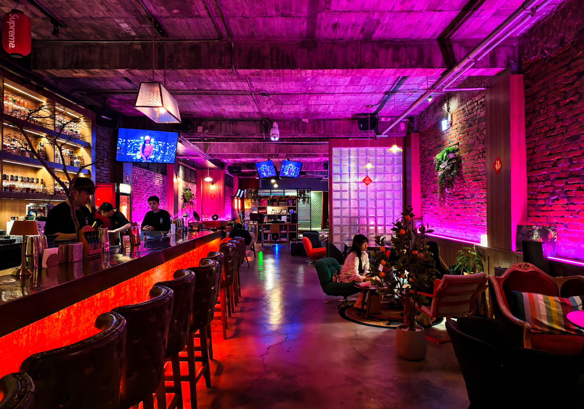 [高雄]棲QI BISTRO-新堀江最新聚餐熱門點!粉紅復古音樂餐酒館~必點驚艷好吃中式熱炒 @美食好芃友（芃芃）