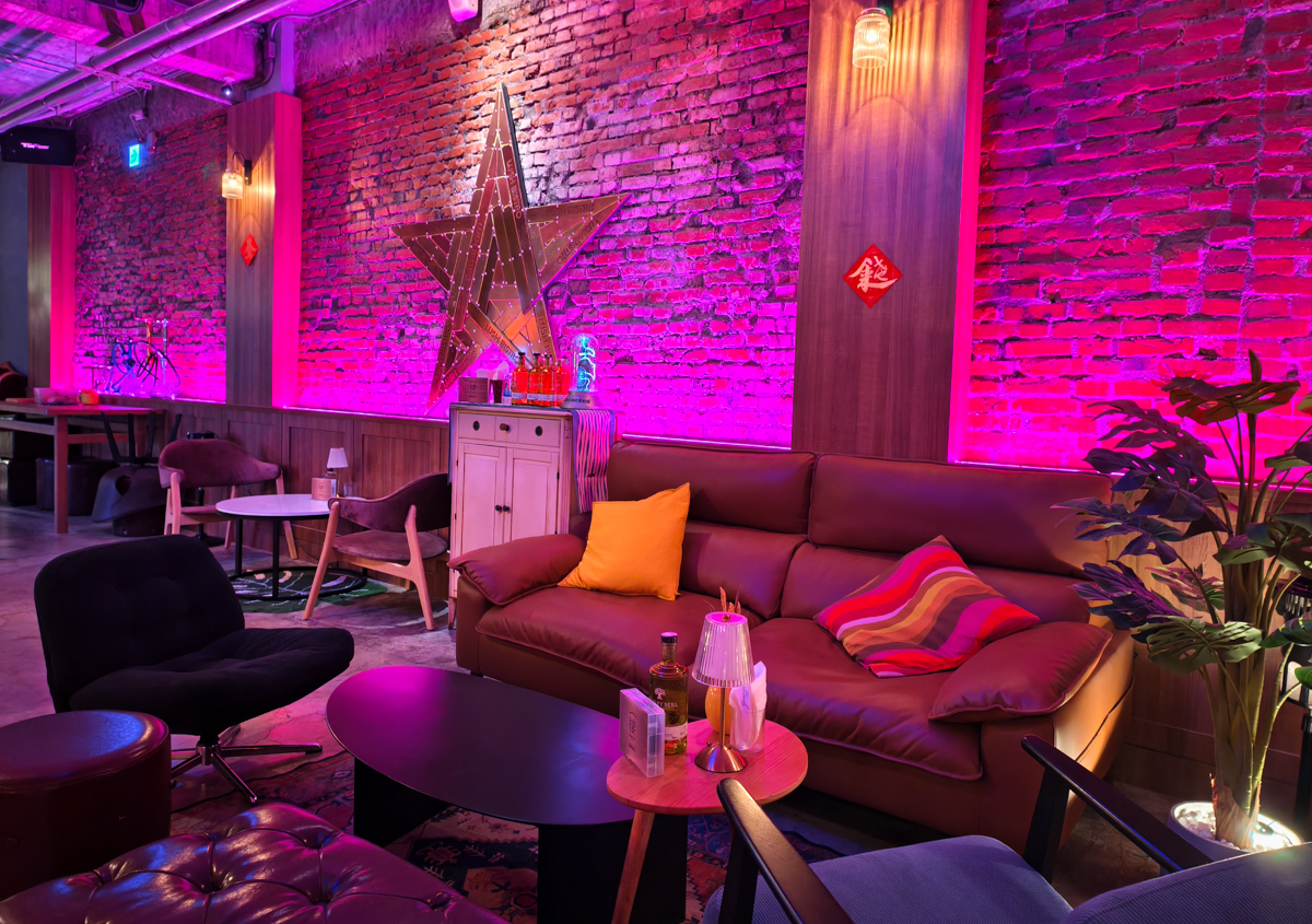 [高雄]棲QI BISTRO-新堀江最新聚餐熱門點!粉紅復古音樂餐酒館~必點驚艷好吃中式熱炒 @美食好芃友（芃芃）