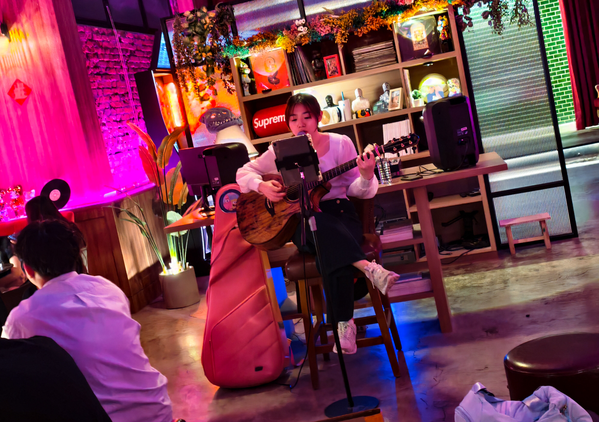 [高雄]棲QI BISTRO-新堀江最新聚餐熱門點!粉紅復古音樂餐酒館~必點驚艷好吃中式熱炒 @美食好芃友（芃芃）