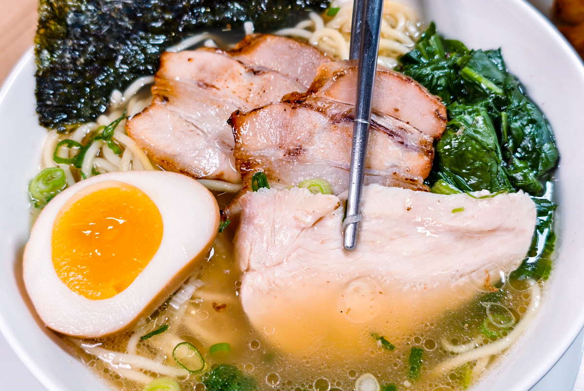 [高雄]島之麵屋拉麵-低調人氣高雄淡麗系拉麵店!層次順口的鹽味湯頭~必點日式炒麵 @美食好芃友（芃芃）