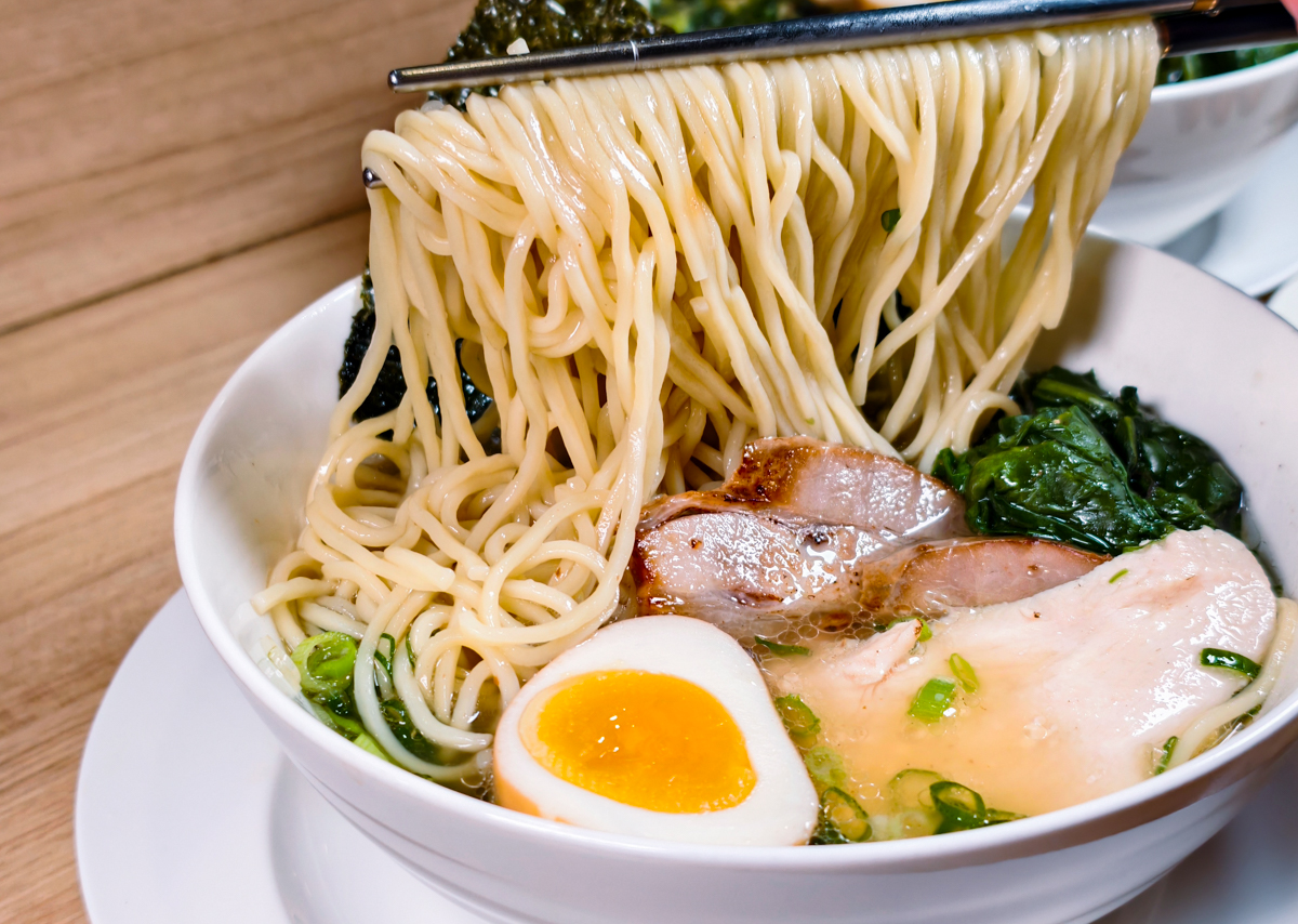 [高雄]島之麵屋拉麵-低調人氣高雄淡麗系拉麵店!層次順口的鹽味湯頭~必點日式炒麵 @美食好芃友（芃芃）