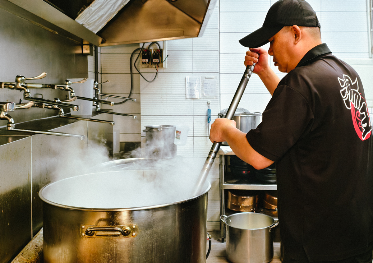 [高雄]湯王胡椒豬肚雞南屏店-高雄最強胡椒豬肚雞!熬煮8小時絕頂湯頭x必吃私房菜窩窩頭、臘味煲仔飯 @美食好芃友（芃芃）