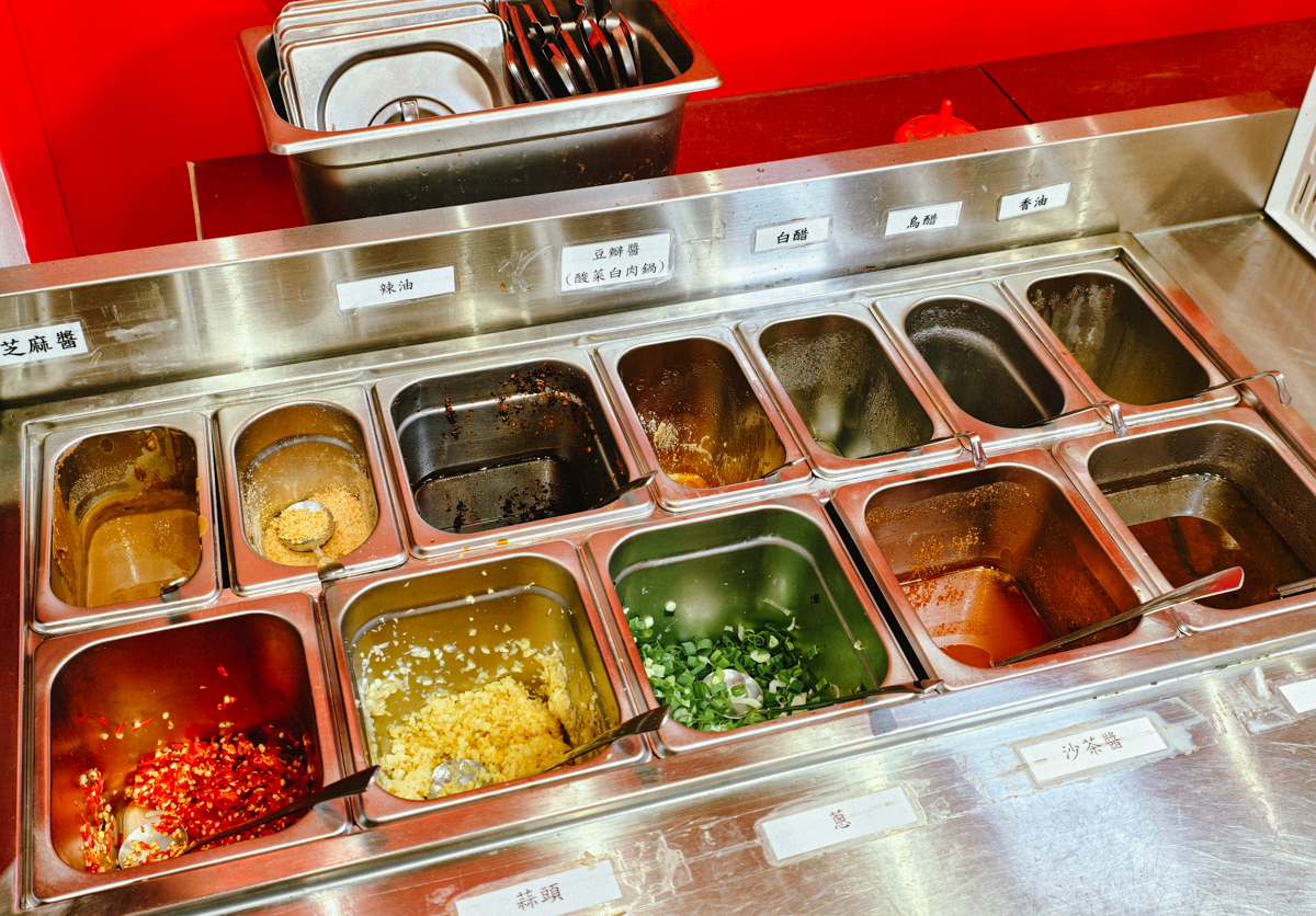 [高雄]湯王胡椒豬肚雞南屏店-高雄最強胡椒豬肚雞!熬煮8小時絕頂湯頭x必吃私房菜窩窩頭、臘味煲仔飯 @美食好芃友（芃芃）