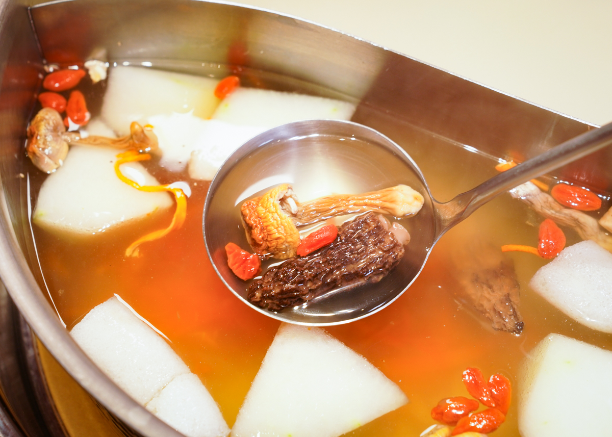 [高雄]湯王胡椒豬肚雞南屏店-高雄最強胡椒豬肚雞!熬煮8小時絕頂湯頭x必吃私房菜窩窩頭、臘味煲仔飯 @美食好芃友（芃芃）