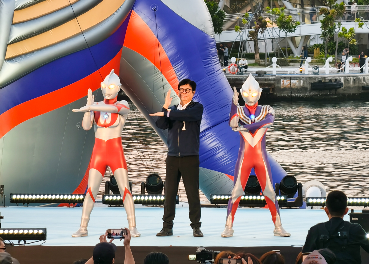 海陸超巨大「超人力霸王」降落!2026高雄冬日遊樂園嗨翻天~ @美食好芃友（芃芃）