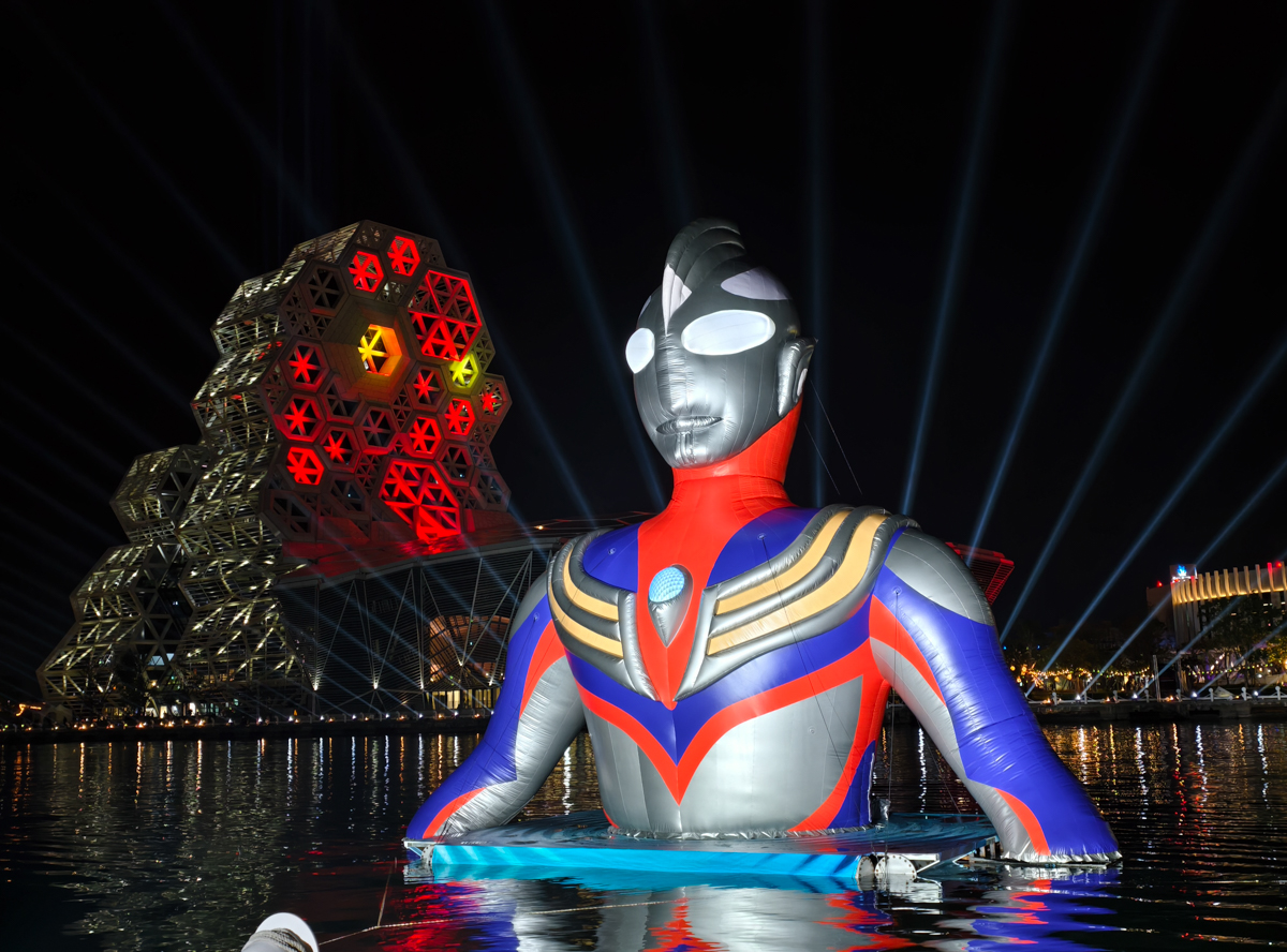 海陸超巨大「超人力霸王」降落!2026高雄冬日遊樂園嗨翻天~ @美食好芃友（芃芃）