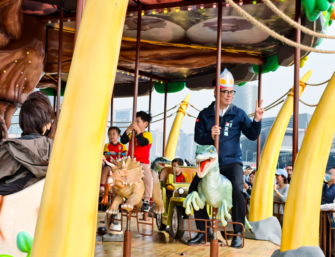 海陸超巨大「超人力霸王」降落!2026高雄冬日遊樂園嗨翻天~ @美食好芃友（芃芃）