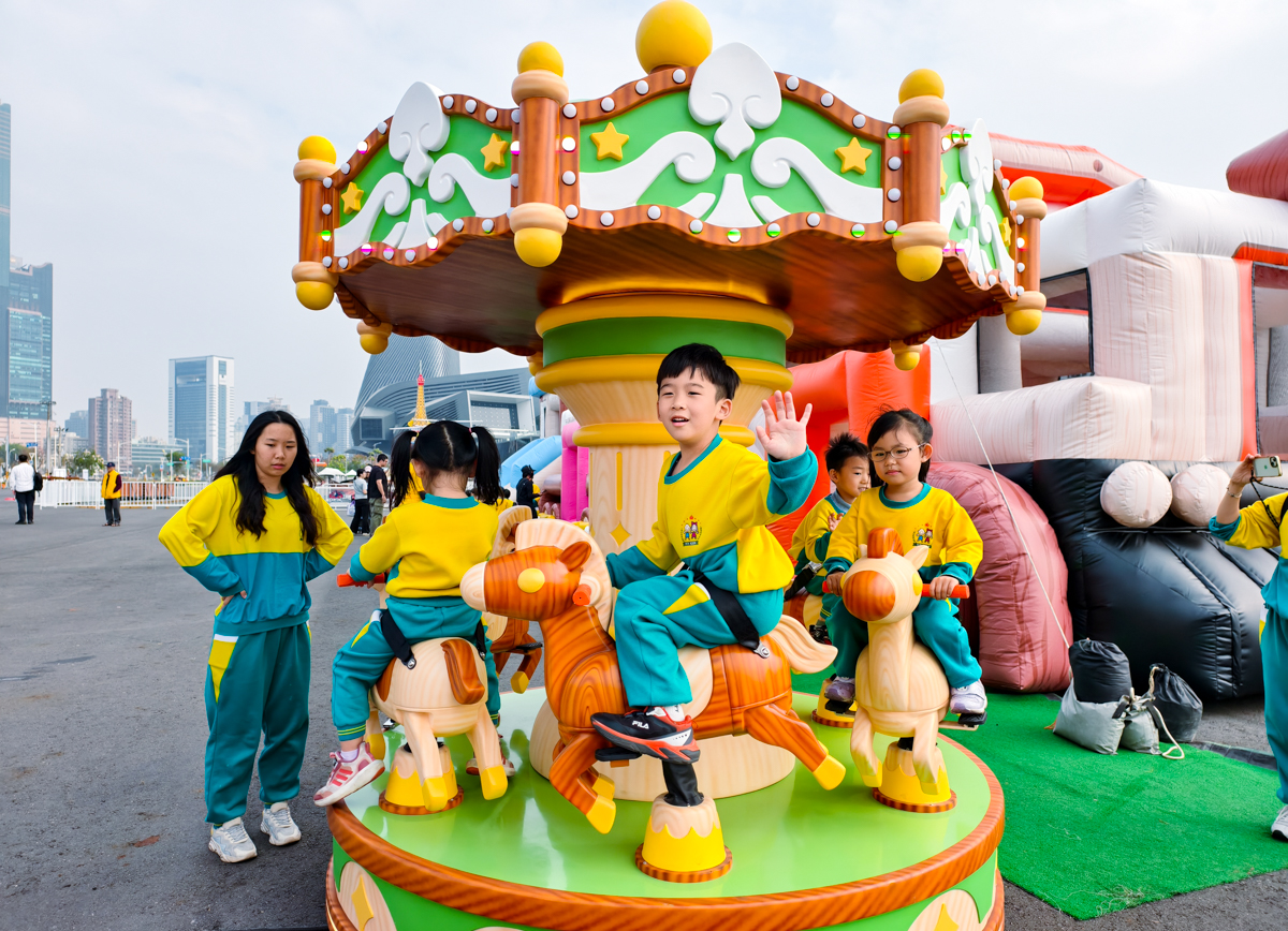 海陸超巨大「超人力霸王」降落!2026高雄冬日遊樂園嗨翻天~ @美食好芃友（芃芃）
