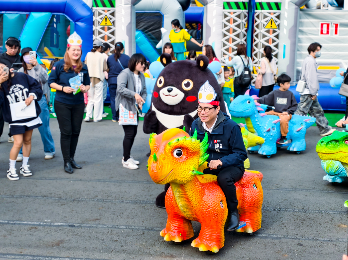 海陸超巨大「超人力霸王」降落!2026高雄冬日遊樂園嗨翻天~ @美食好芃友（芃芃）