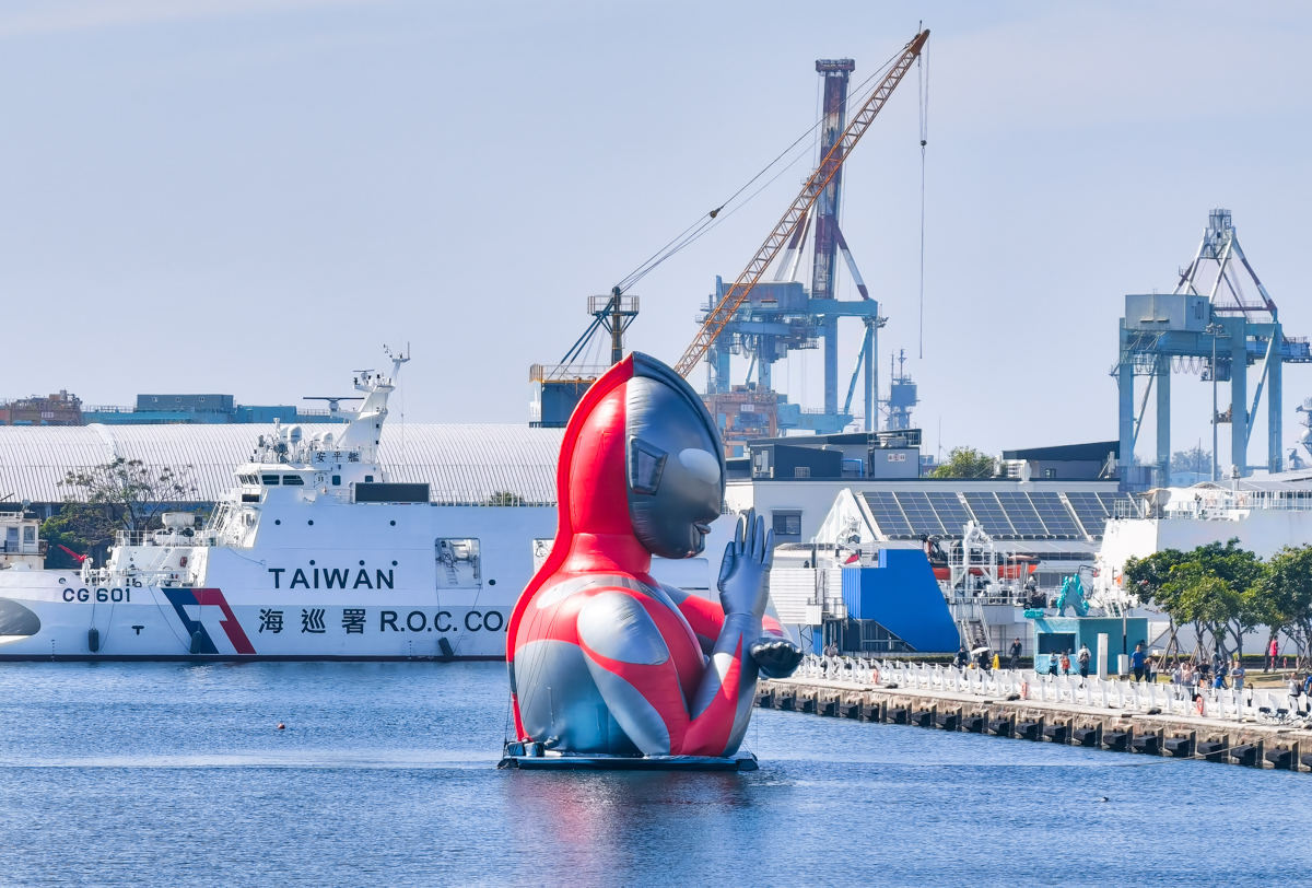 海陸超巨大「超人力霸王」降落!2026高雄冬日遊樂園嗨翻天~ @美食好芃友（芃芃）