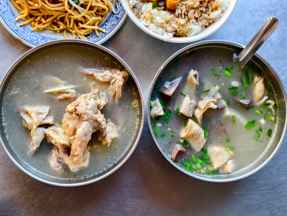 [高雄]吳家豬血湯-70年高雄豬血湯老店!肉骨湯加炒米粉台味高雄早餐 @美食好芃友（芃芃）