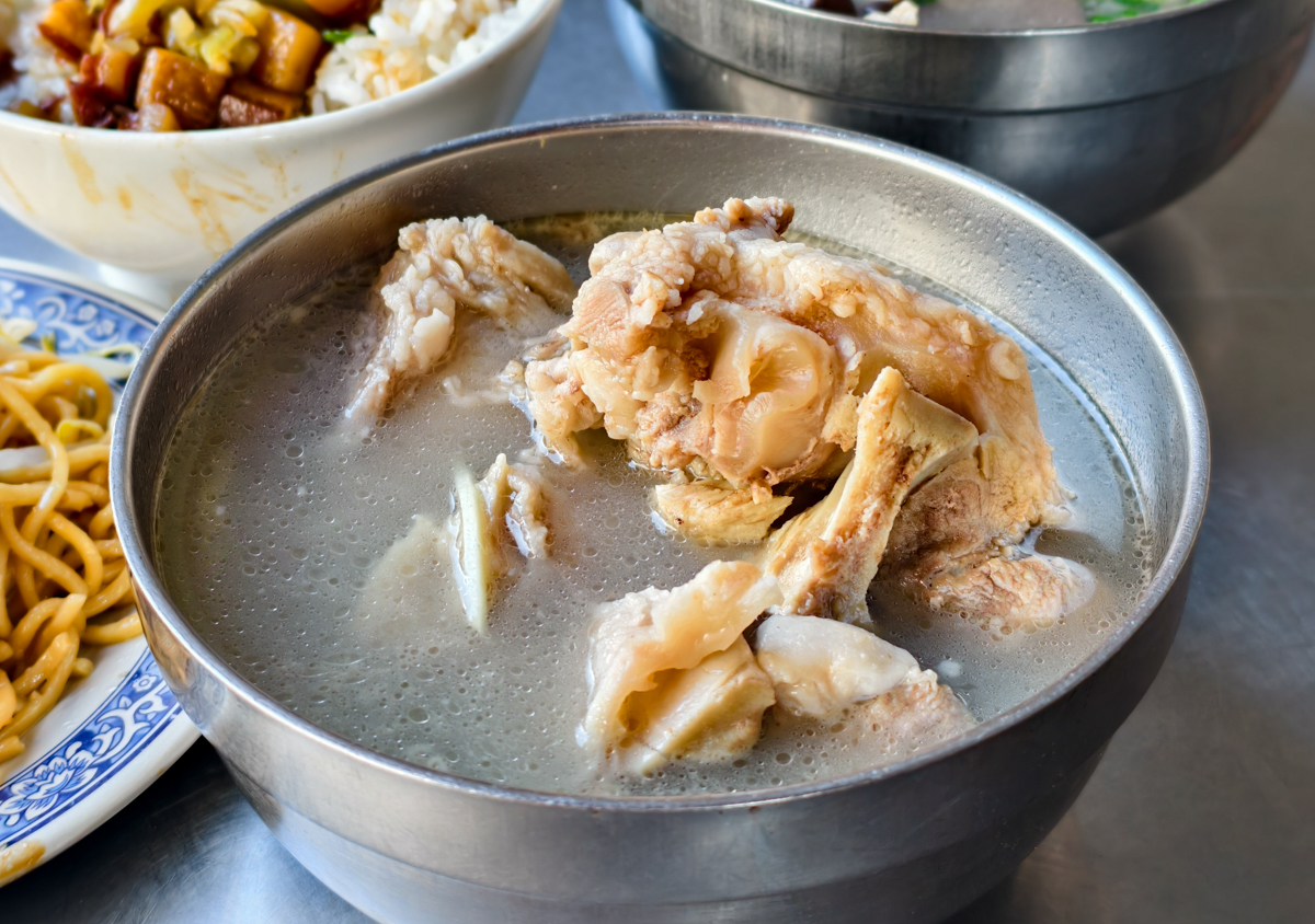 [高雄]吳家豬血湯-70年高雄豬血湯老店!肉骨湯加炒米粉台味高雄早餐 @美食好芃友（芃芃）