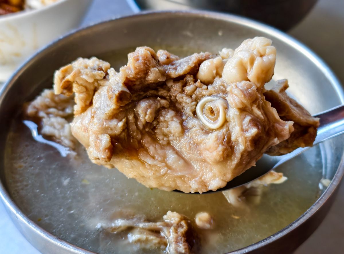 [高雄]吳家豬血湯-70年高雄豬血湯老店!肉骨湯加炒米粉台味高雄早餐 @美食好芃友（芃芃）